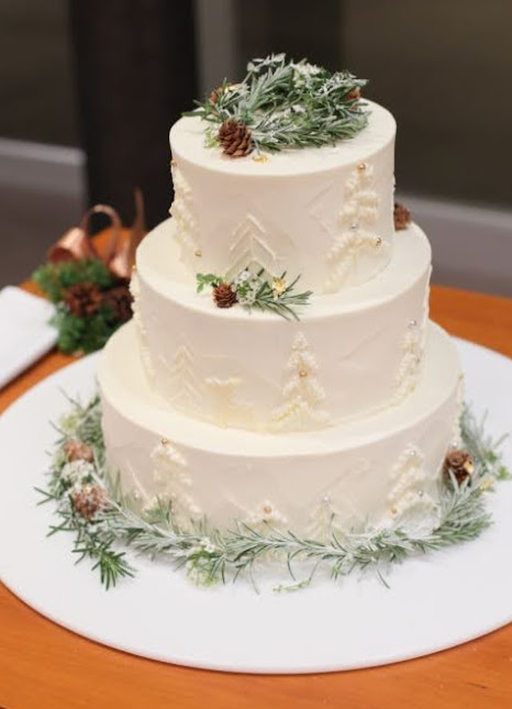 ケーキトッパーでウエディングケーキをふたりらしく！ メッセージやフィギュアのデザインアイデア