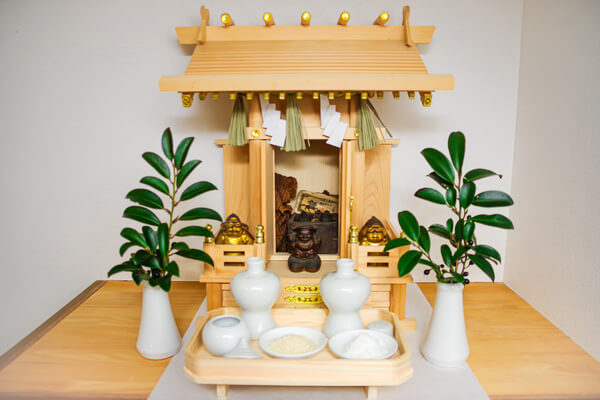 神棚の祀り方 飾り方 お神札の並べ方やお供え物についても解説！神棚・神具の作り手 静岡木工