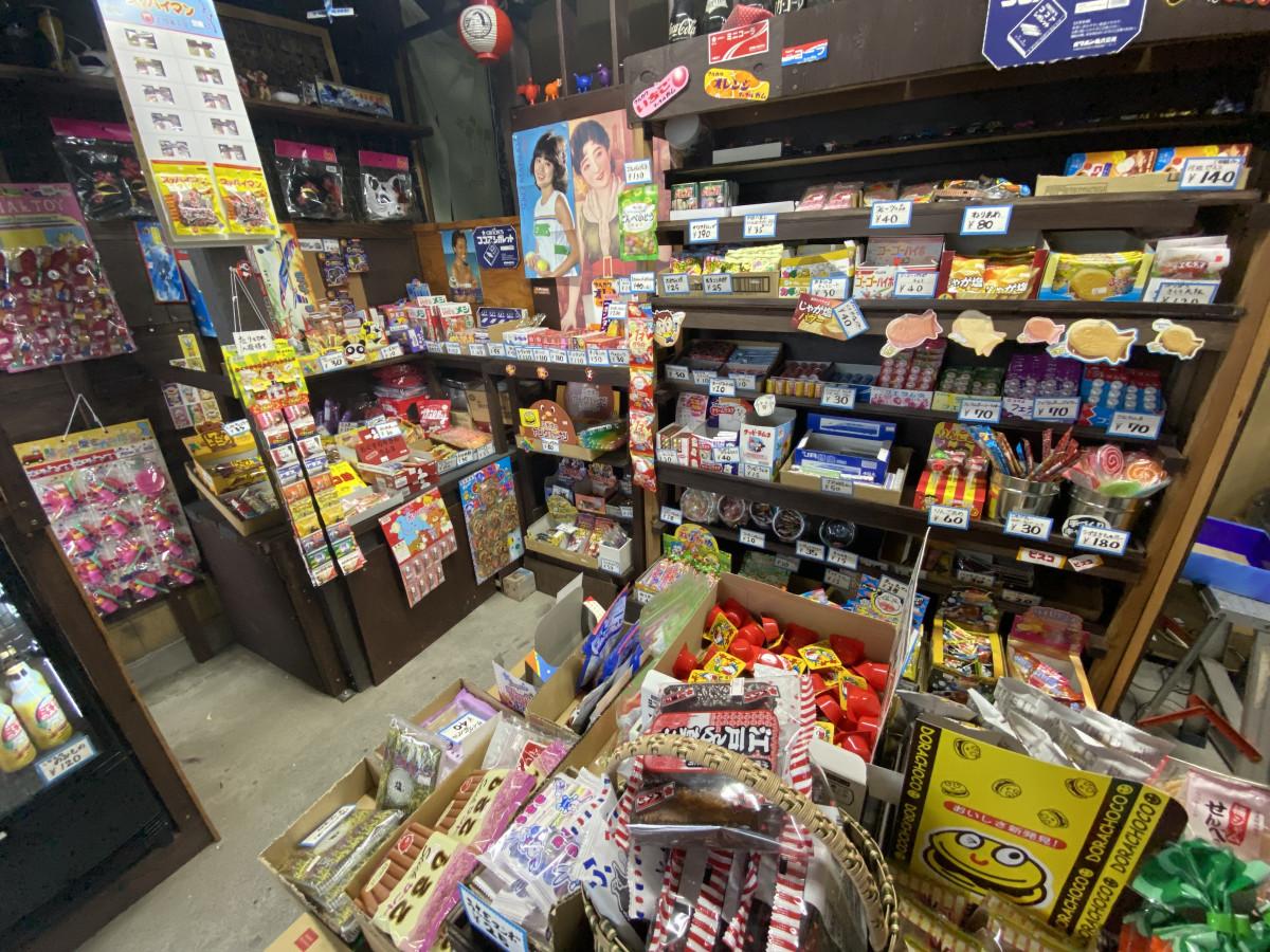 巣鴨「菓子の店 松よし」に行ってきた！60年以上続く昔なつかしの駄菓子屋としまらいふ
