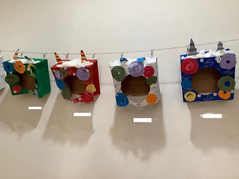 紙袋でおばけランタン👻』 ハロウィン製作 ＊ ミニ紙袋でおばけの形を作り、LEDで光らせてます✨ ＊超簡単❗️作り方をご紹介してますので是非見てね👻 ＊ LEDキャンドルライト 2個入り¥100 ラッピング用紙袋18枚入り¥100どちらもDAISOで購入 ＊ @kazuyo_uehara