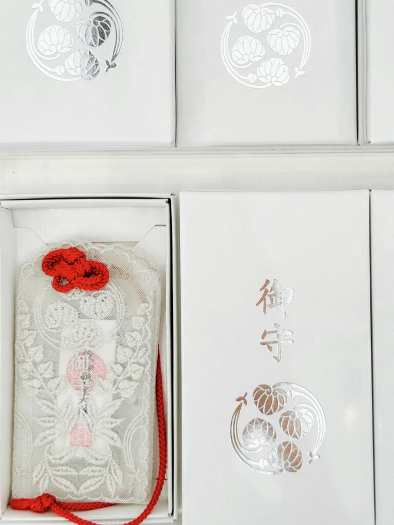 SNSで話題！毎月1日だけの「限定お守り」は、インド刺繍が可愛い！光に透ける「透明御朱印」も神戸ジャーナル