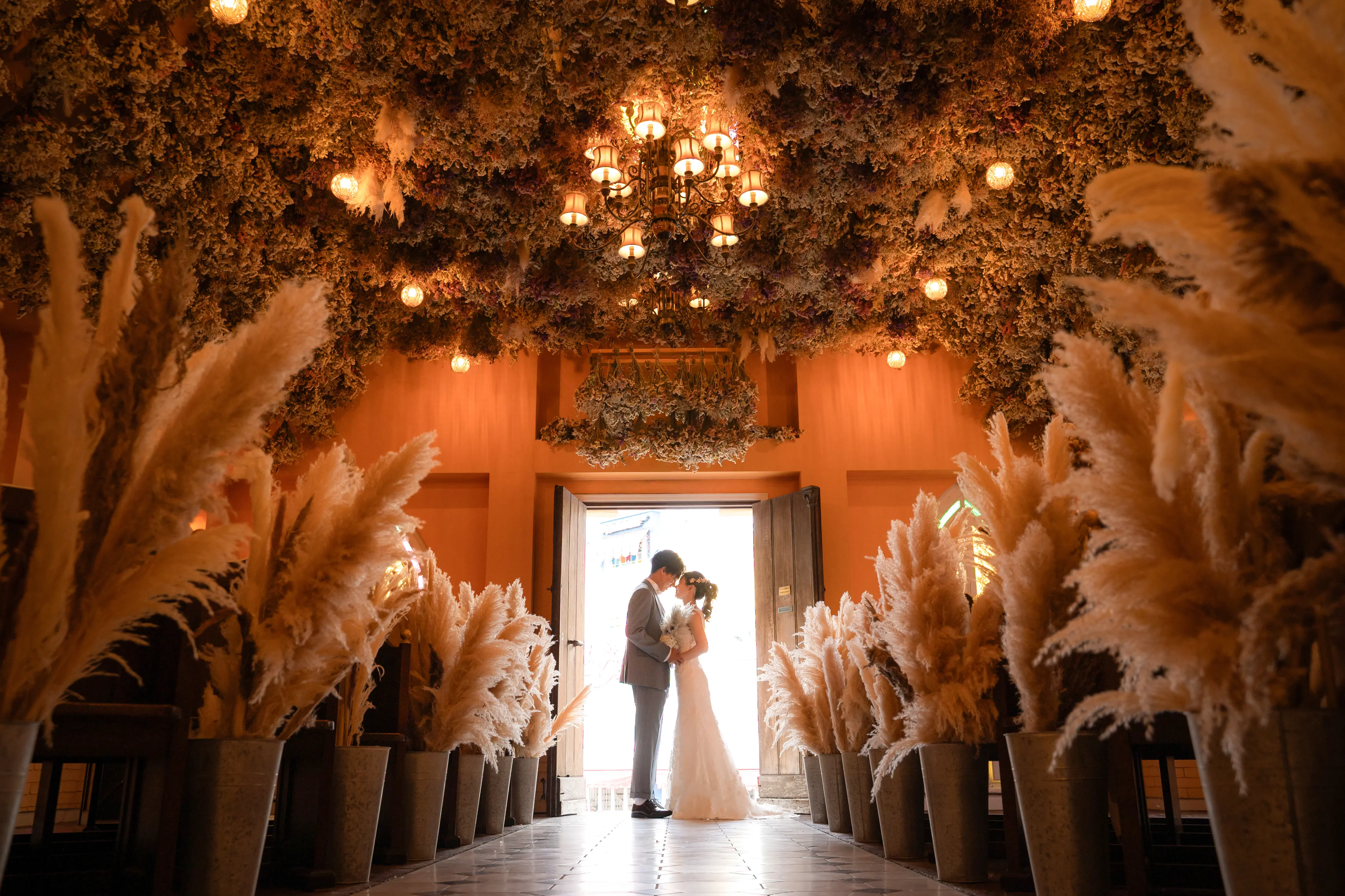 結婚式ムービー 料金の相場は？オリジナリティ・クオリティもこだわりたい方は必見 - TOILOG