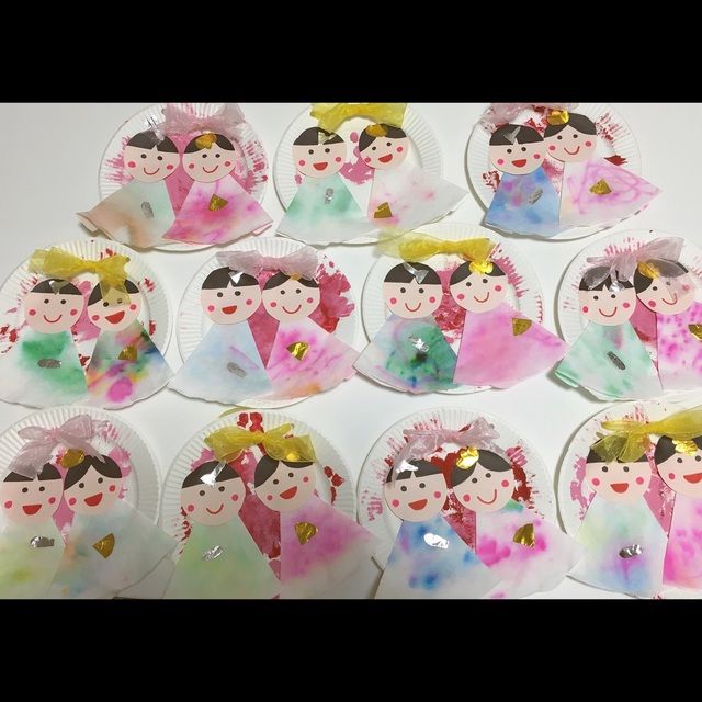ひなまつり製作第1弾はこちら✨️ ＼今回の製作はこちらレースペーパーで染紙！ ひな祭り製作🌸 簡単度☆4.0 行事度☆5.0 ＼この製作はこんな先生におすすめ○ひな祭り製作を考えている先生 ○手に入りやすい材料で作りたい先生 ○手軽な染め紙に挑戦したい先生