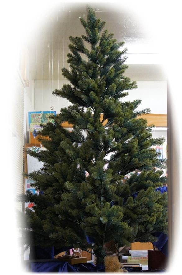 クリスマスピラミッド 階段ツリー新入荷です。 真ん中に細長い板を螺旋状にスライドさせ積み上げツリーに。 なんて素敵なアイディア！12月に開かれるザイフェン村のクリスマスマーケットでは、このツリーがシンボルとして立てられます。 シュヴィップボーゲンと