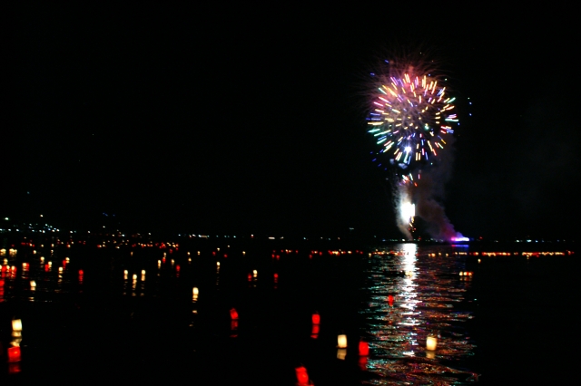 Amazon.co.jp: Etopfashion お祈りライト お盆 精霊流し 灯籠流し お中元 ロータスランプ ウォーターライト 四角方 防水紙キャンドルの色がランダム 10X11CM 15X15CM ホワイト : DIY・工具・ガーデン