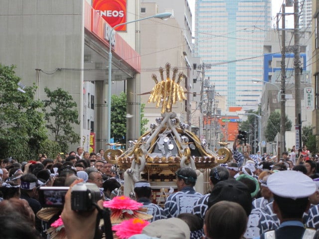 築地の波除神社で「つきじ獅子祭」が6月10～15日に開催。2025年は千貫宮神輿と雌雄の獅子頭が3基そろって巡行！さんたつ by 散歩の達人
