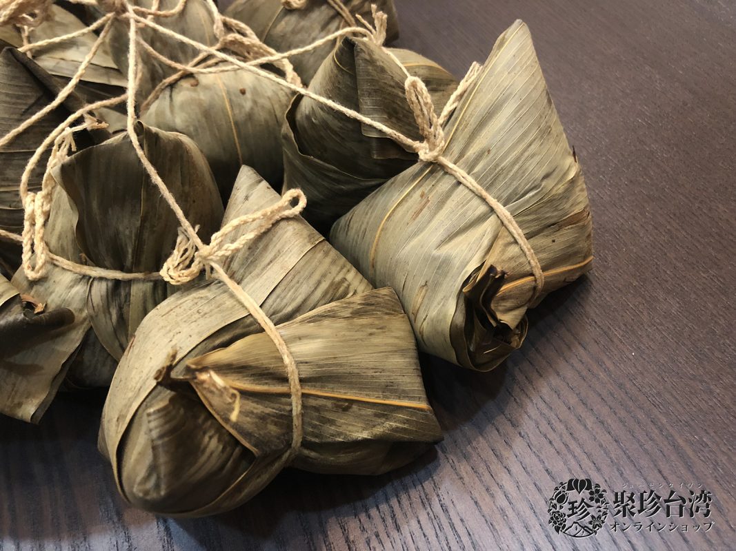 🐉今日は台湾の「端午節」🎋,  日本では「端午の節句」とも呼ばれる行事ですが、, 台湾では旧暦に行われ、伝統行事が盛りだくさんの一日です✨,台湾では、「ドラゴンボートレース 賽龍舟 」が開催され🚣, 力強い太鼓の音とともに川を駆け抜けるボートが見ものです！,そして欠かせないのが「粽子 ちまき 」💚 家族や友人と一緒に食べて、邪気を払うとされています。,