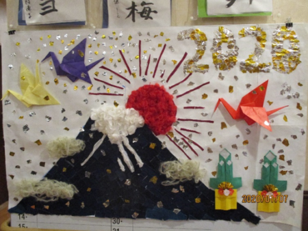 今月の壁画です❣️😳✨お正月 だるま それぞれの個性アート 貼り絵 切り絵 創作 デイサービス作品その人らしく役割達成感季節を感じる長吉出戸地域包括センター季節感デイサービスCASA認知症対応型平野区永寿福祉会長吉西地域在宅サービス