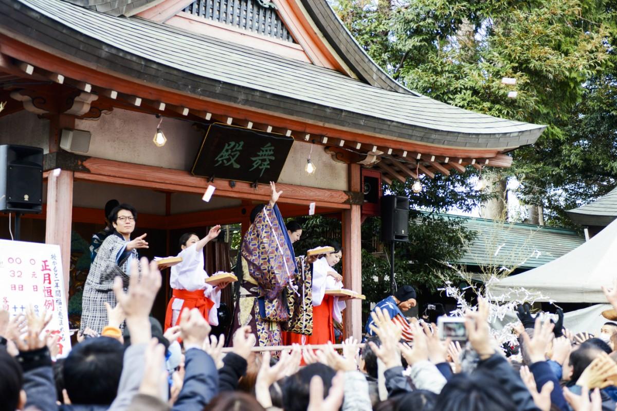川越氷川神社 - 12月8日は良縁祈願祭です。縁起のよい末広がりにちなんで、午前8時8分より執り行います。7時50分までに受付をお済ませください。良縁祈願祭では、お札・縁結び玉、良縁祈願祭だけの特別なお守り「縁結守」・絵馬・お供物などをお分かちしています