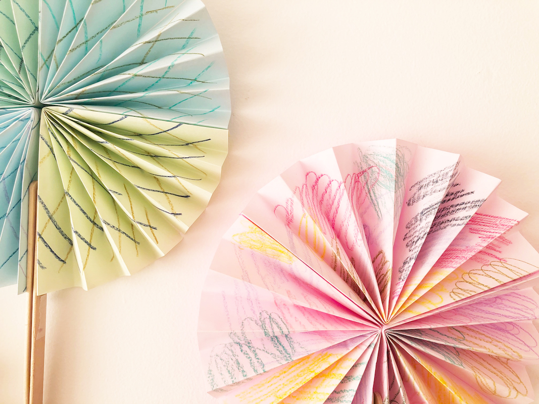 テーブルの上に置かれた折り紙で作られた雛人形とパーティーグッズ 10179010911 の写真・イラスト素材アマナイメージズ