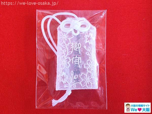 多治速比売 たじはやひめ 神社 tajihayahime-jinjaいよいよ本年も残すところ、あと3日となりました。昨年の正月にはございませんでした、新しいお守りをご紹介いたします。 レース生地を使用しており、当神社の社紋である🌸桜花を編み込んだオリジナルデザインの