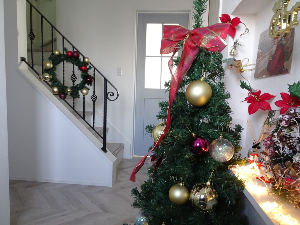 2019年クリスマスグッズの売り場写真。100均ダイソーの飾り付け・サンタ衣装商品