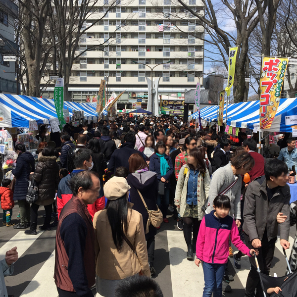 千葉・松戸「常盤平さくらまつり」ソメイヨシノが連なる桜のトンネル、グルメ屋台やパレードも - ファッションプレス