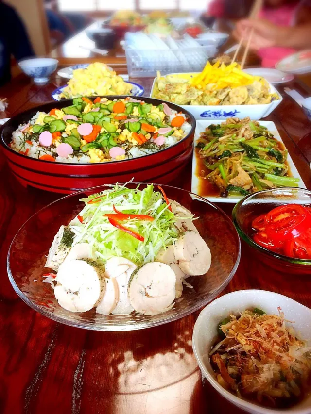 お盆のごちそうご飯 .家族 や親戚 みんなが集まるお盆 お家でのご飯をちょっと工夫してキャンプ風 にしてみませんか🌟？調理したフライパンのままテーブルに置いたり、串に刺してカットボードに盛り付ける、ワックスペーパーに包んで手掴みできるようにするなど