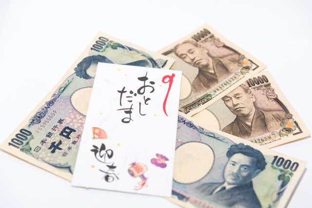 お札をピッタリ三つ折りする方法」お年玉をあげるときに使える