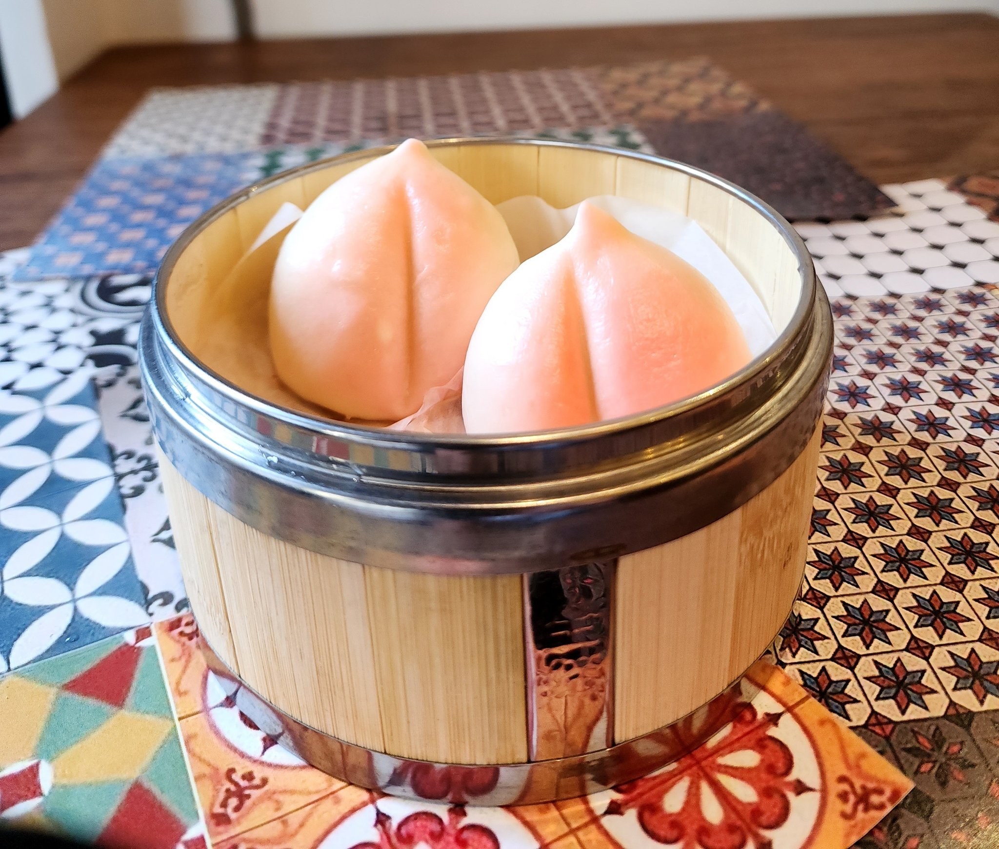 Amazon.co.jp:期間限定 桃饅頭 4個入 桃まん 萬珍樓 横浜中華街 創業明治25年 点心 飲茶 饅頭 スイーツ 誕生日 ひな祭り桃の節句 お祝い 内祝い プレゼント ギフト 贈り物 お取り寄せ 冷蔵 寿桃 壽桃 寿包 桃包 蓮蓉 長寿 縁起物 : 食品・飲料・お酒