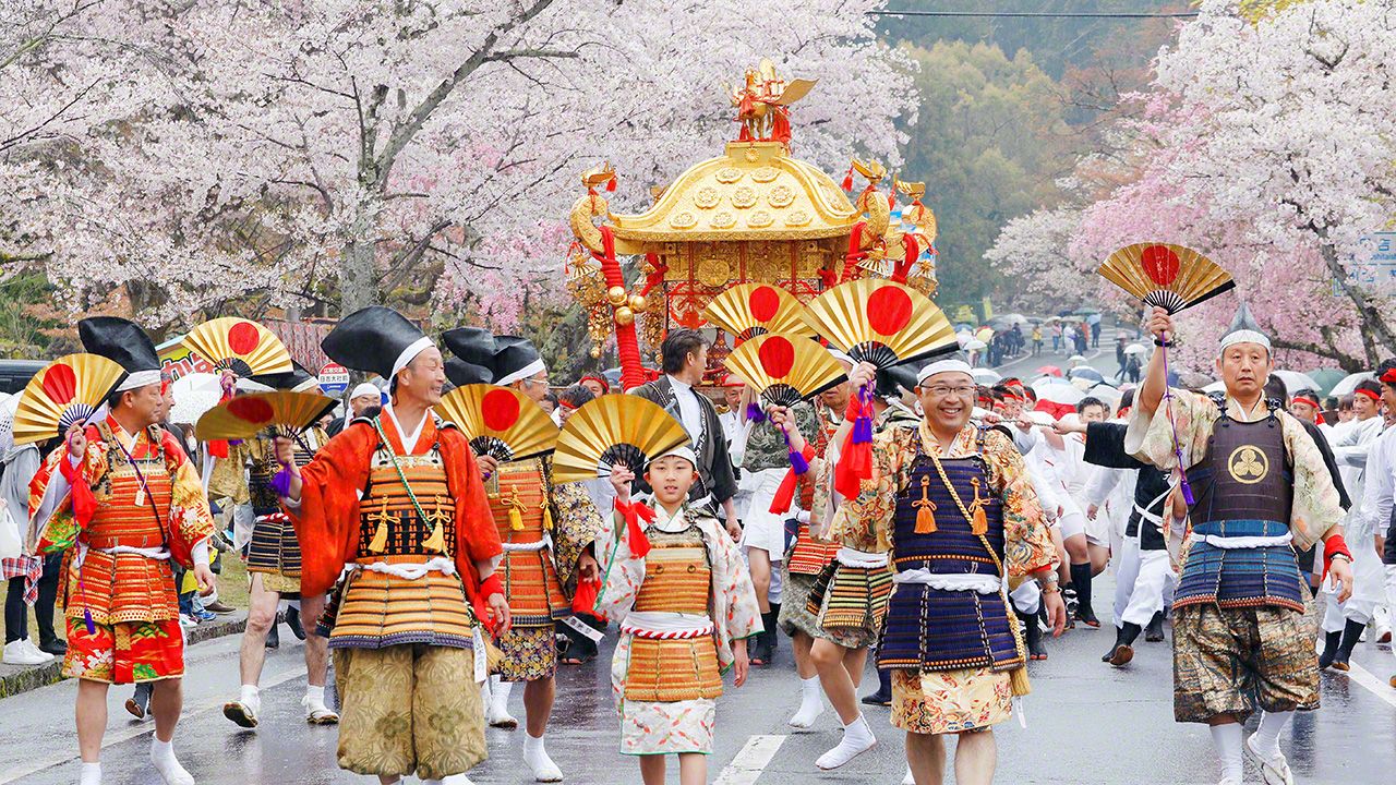 安積国造神社 秋季例大祭 〜八幡さまのお祭り〜福島県郡山市の歴史ある秋祭り。「わっしょい」のかけ声のもと、今年も9月27日から3日間にぎやかに開催されました。今回は『お囃子』『山車まつり』『神輿渡御と還御』を取材。よく知らない方のために歴史なども合わせて