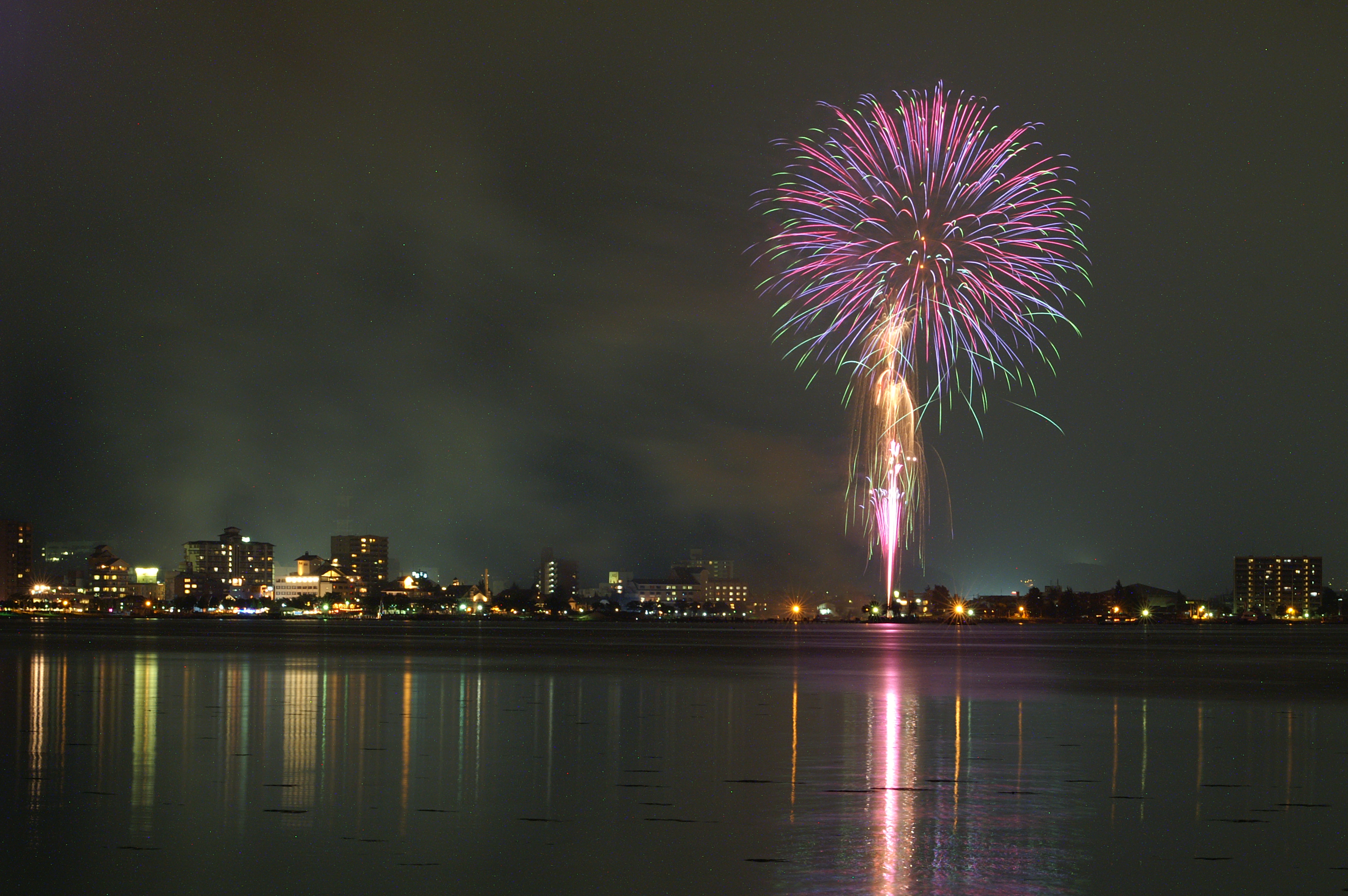 実はこれが日本一 4万発の花火が打ち上げられる「諏訪湖祭湖上花火大会」TABIZINE～人生に旅心を～