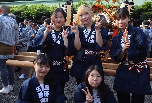 赤坂で夜にお神輿を担いでみた