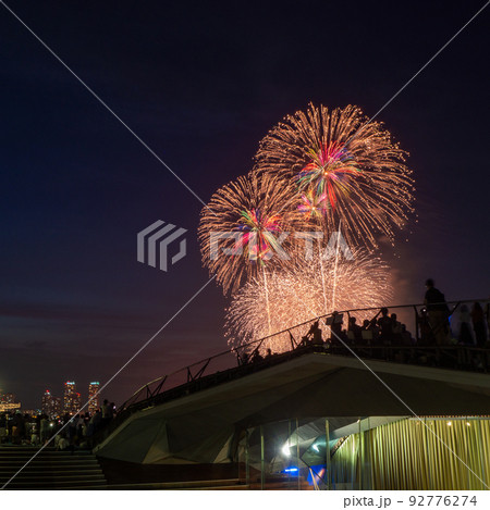Date:2025年3月1日 Location:神奈川県横浜市 ・ 大桟橋から花火🎆 大桟橋で赤レンガ倉庫撮ってたら、女性の方に「ここから花火上がるんですよね？」と聞かれ、そこで初めて知った！まさか、横浜でも花火見れるとは驚き🫢 ・ __ __ __ __ __ __ __ __ __ __ __ __ __ __