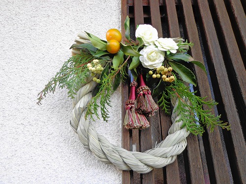 100均DIY 正月飾り「しめ縄リース」を手作りする方法！アレンジや折り紙も100均アイテムで、暮らしをもっと便利に楽しむ情報メディアくらしマグネット