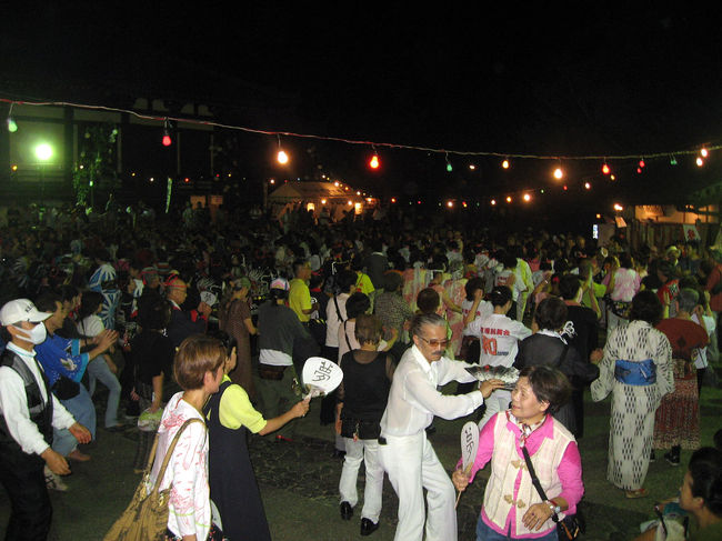 二月堂「十七夜」。本堂に万灯明、参道に万灯籠が灯され、観音さまのご縁日を荘厳します。,法要の後には“関西の踊りじまい”とも呼ばれる「十七夜盆踊り」が催され、多くの方々が笑顔で踊られていました。 東大寺二月堂todaiji十七夜盆踊り