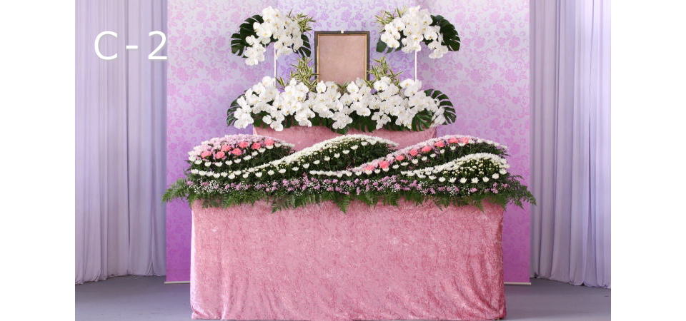 八重咲きのユリと黄色の花祭壇 – 中野区の葬儀は中野区の葬儀社、あすなろ葬祭