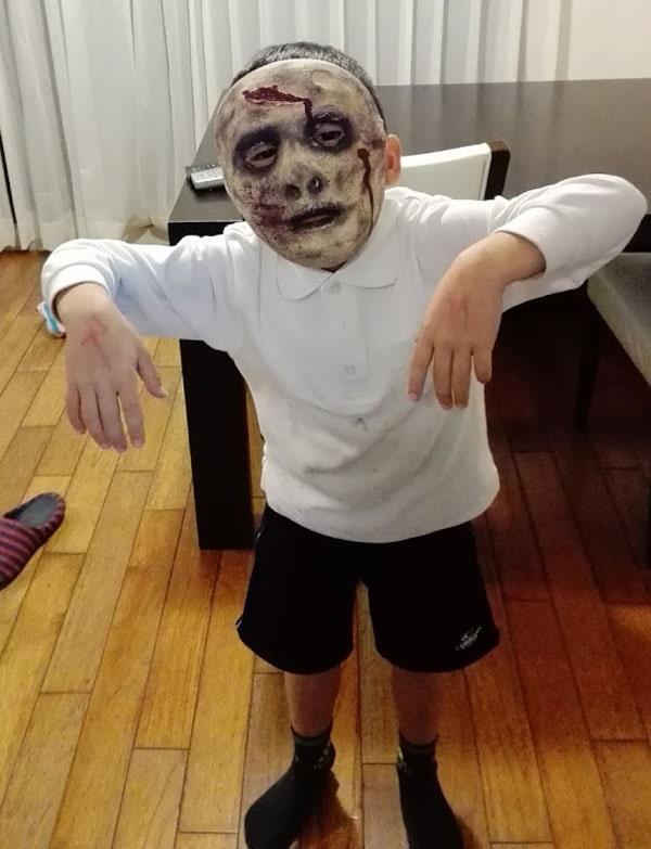 ハロウィンのホラー仮装はダイソーのマスクや傷シール、血のりで