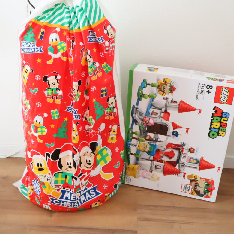 ダイソーのクリスマスラッピング！包装紙やカードも100均