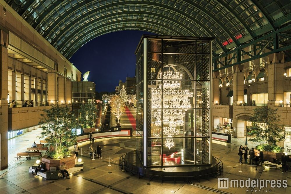 恵比寿ガーデンプレイスのクリスマス、世界最大級のシャンデリアが輝き放つ - 女子旅プレス
