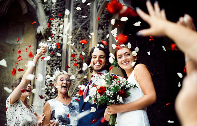 結婚式の演出 「フラワーシャワー」だけじゃない◎真似したくなる王道以外の○○シャワー8選♡ - DRESSY 公式 ウェディング ドレス・ファッション・エンタメニュース