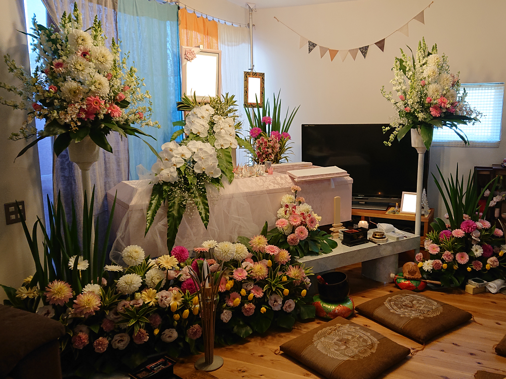 白とグリーンのコントラストが美しい花祭壇で送る ご葬儀事例葬儀・葬式・家族葬なら日比谷花壇のお葬式