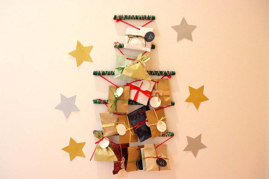 12月の壁画も完成🎄.* クリスマスツリーにも 飾りつけを行いました😊 ⁡⁡クリスマス壁画クリスマスツリー ⁡ 12月⁡ デイサービスデイサービスレクリエーションレクリエーション住宅型有料老人ホームクリスマス壁画作成雪介護職初任者研修介護福祉