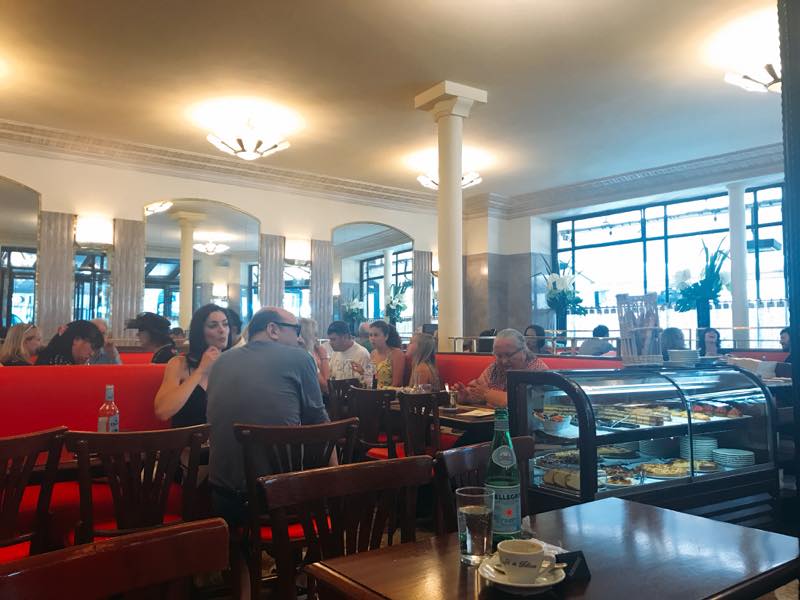 歴史的なカフェ Procope 夜、パリ、フランス。の写真素材・画像素材 Image 88518218