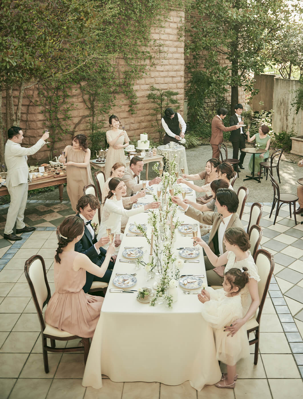 自宅の庭でガーデンパーティ、楽しさをアップさせるアイテムと便利なエクステリア設備ウチソトスタイル