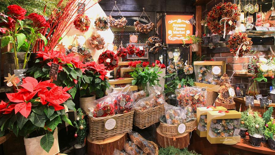 青山フラワーマーケット“バラが主役”の24年クリスマスブーケ、ゴールドやパール煌めくラッピングで - ファッションプレス