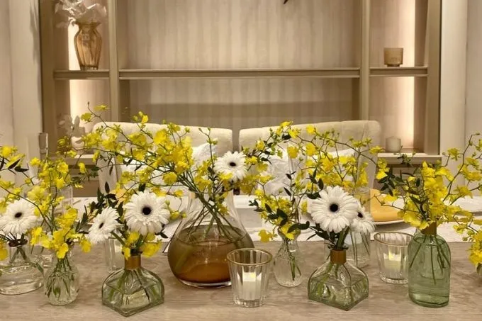 クラシカル＆ナチュラルなコーディネート。 くすみピンクのお花と アンティークカラーの花器が クラシカルな雰囲気に。 Banquet：GRACEFlower： @plantscollection_tokyo 八芳園ブライダルフェアのご予約はInstagram TOP URLより@happoen_weddingはち花 八芳園花嫁 八