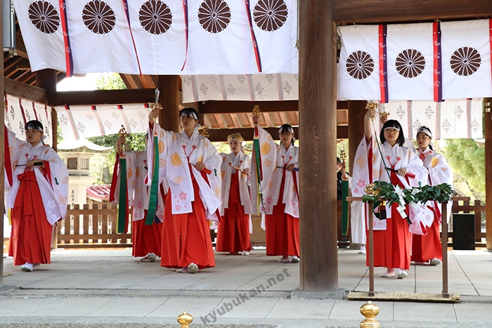 暮らし 貼るだけ、通すだけで簡単！秋の工作「落ち葉リース」2種とアレンジ - 家電 Watch