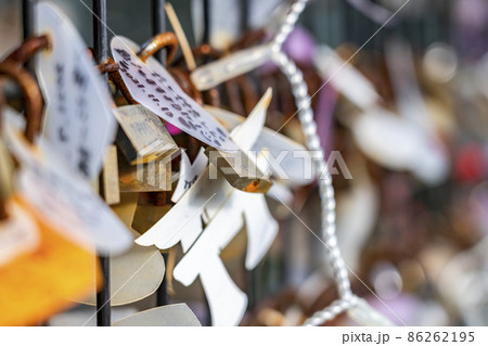 南京錠に囲まれた龍恋の鐘 - 恋人の丘 龍恋の鐘のクチコミ - じゃらんnet