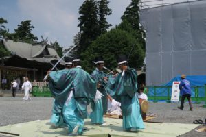 阿蘇神社の御田祭、9年ぶり本来の形に 熊本地震から再建の楼門前で神幸行列熊本日日新聞社