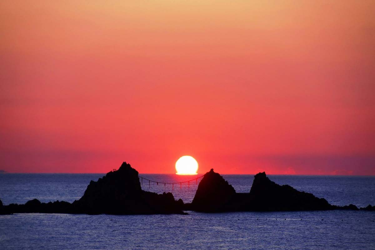 突然ですが占ってもいいですか ？ ご視聴頂き、ありがとうございます❗️シウマ さんによる 年末年始の開運行動を大公開❣️ 来年、初日の出を写真に撮る際は日の出の位置に注目して 撮影してみてはいかがでしょうか⁉️✨ 詳しくは画像をご覧下さい‼️突然占い突占