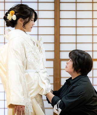 kimono絲 和装前撮り 着物レンタル 着付け 出張着付け 撮影 東京 大田区 世田谷区 日野市 浦安市白無垢後ろ姿。前撮り結婚式和装ウエディング和装前撮り神前式神社挙式白無垢色打掛引き振袖プレ花嫁2022春婚2022秋冬婚ウエディングフォト