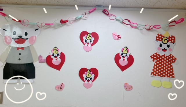 pierrot_sensei製作 ハートクッキー . バレンタインは目前！ 材料は段ボールと毛糸のみ！ 駆け込みバレンタイン製作です💝✨ .段ボールを切る際は 十分に気をつけてくださいね⚠️ この時期なら、 年中さん年長さんは自分で切れるかも♫ . お好みでビーズなどで