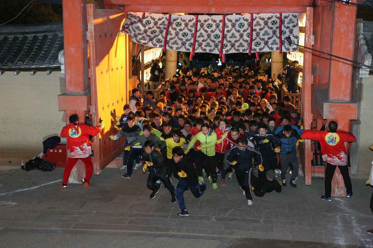 新型コロナ猛威で、疫病退散を祈念 京都の神社に茅の輪くぐりLmaga.jp