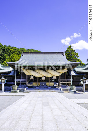 大しめ縄 奉製作業 ご報告④ ２年に１度の御本殿大注連縄の 奉製、掛け替え作業が完了しました。 長さ14.5m、重さ1tにもなる大注連縄です。新しく整った注連縄の下、皆様のお参りをお待ちしております。寒川神社神社八方除巫女神楽舞雅楽裏鬼門御朱印