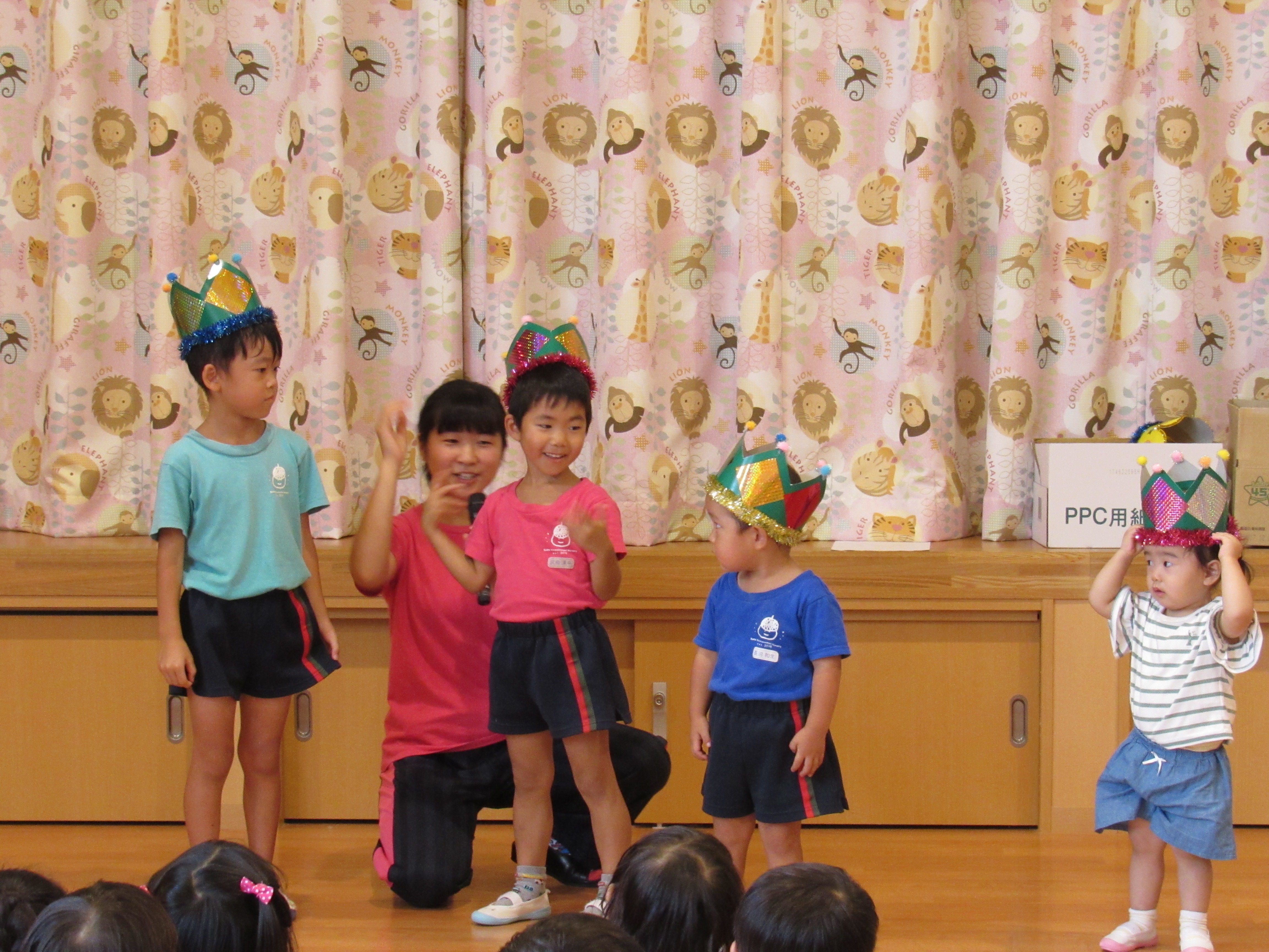 🌷0歳児クラスちゅうりっぷ組🌷, 先日行なわれた９月のお誕生会の様子をお届けします✨,先生からの出し物は『不思議なポケット』のペープサートでした！🌟, ポケットをたたく度に出てくる食べ物を、不思議な顔で見つめていましたよ👀♡,９月生まれのお友達、お誕生日おめでとうございます🎈,0歳児誕生会保育士さんと繋がりたい ,不思議なポケットペープサート