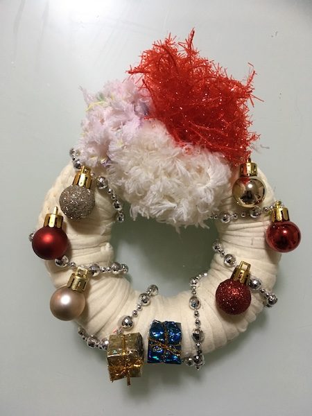 ダイソーのリボンをクリスマスリースに使う １- 座敷わらし犬とうさぎガーデン