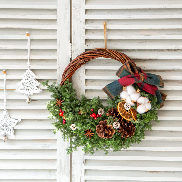 100均材料で！クリスマスリース＆スワッグの作り方ハルメク暮らしとお金