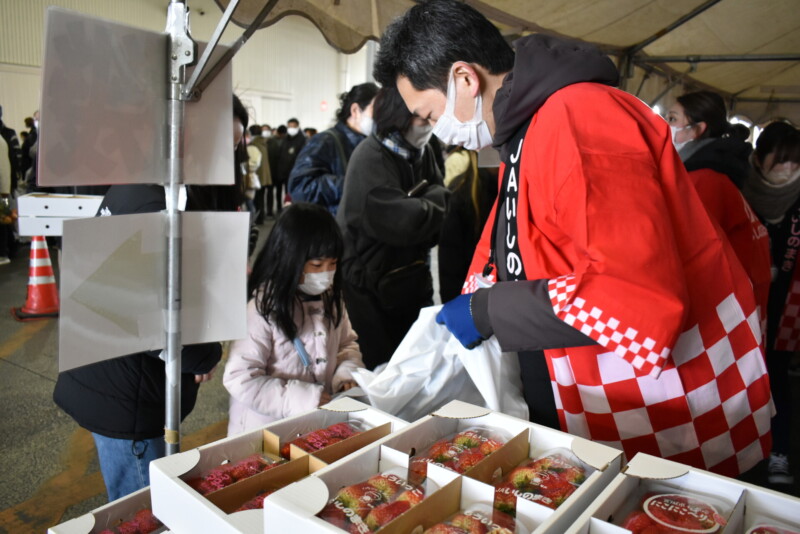 8800パックを販売！ いちご祭り大盛況ふれあいJA広場