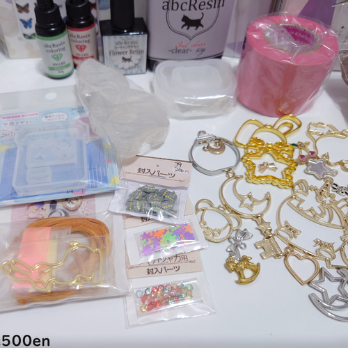 材料セットレジンで作る ジップバッグキーホルダー クリスマスビーズ・パーツなどのハンドメイドパーツおよびハイクオリティ・プチプライスのアクセサリー販売サイト